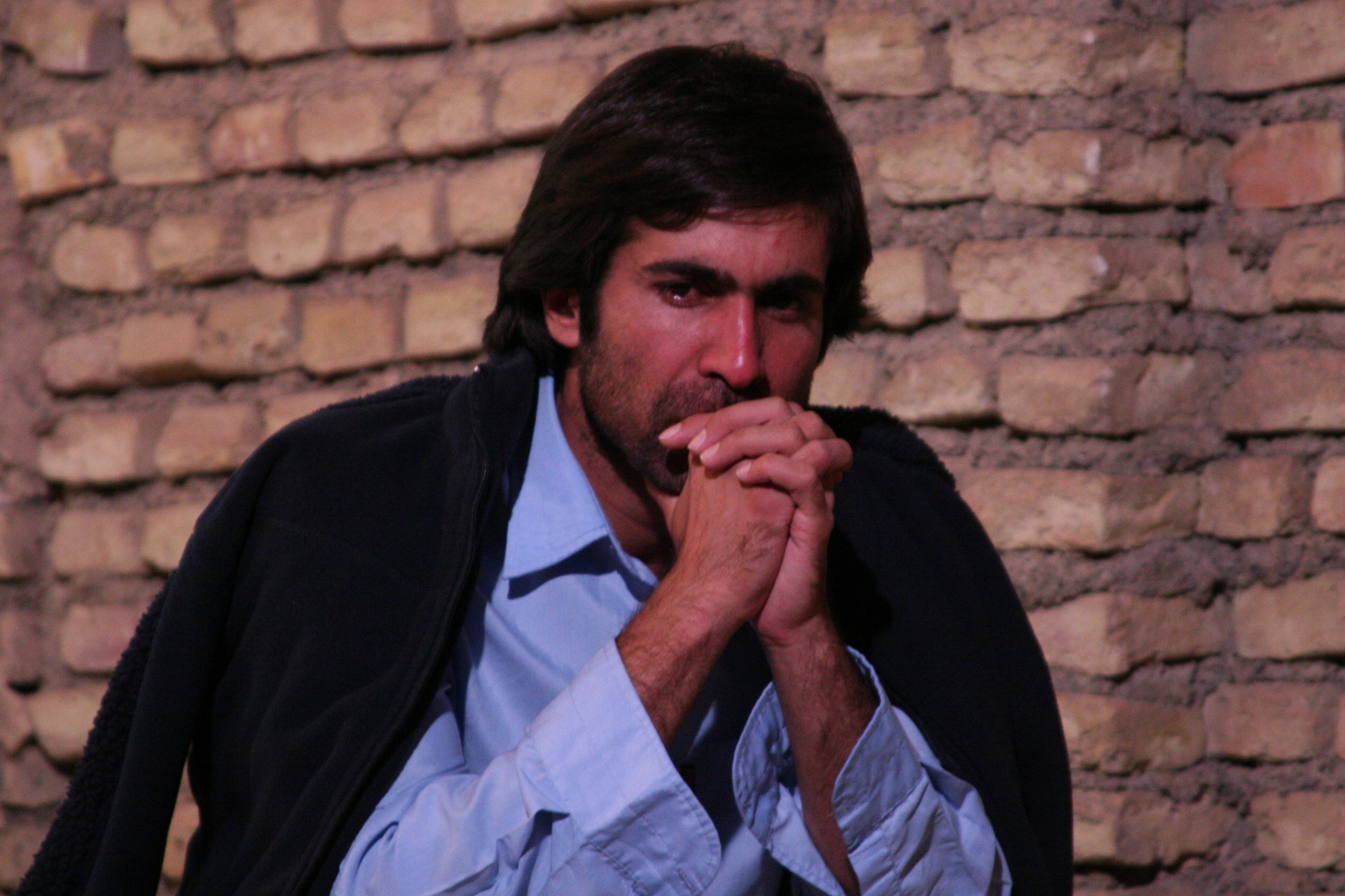 تصویری از ساسان حبیبی، بازیگر و نویسنده سینما و تلویزیون در حال بازیگری سر صحنه یکی از آثارش