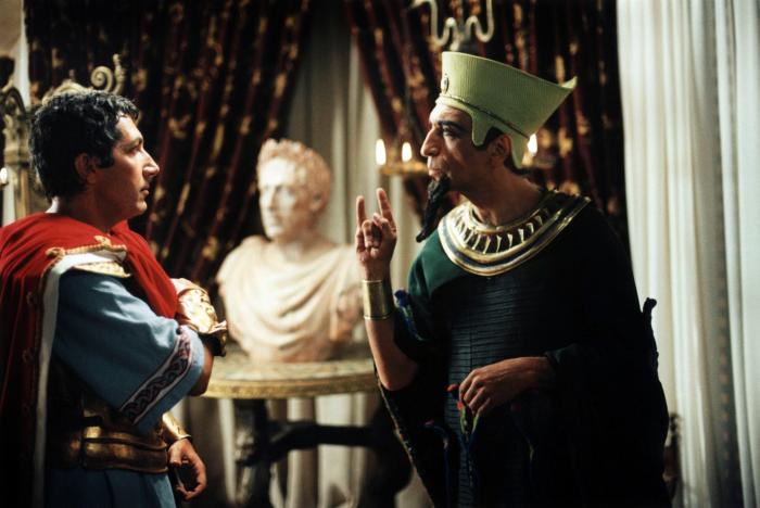 Gérard Darmon در صحنه فیلم سینمایی آستریکس و اوبلیکس: ماموریت کلئوپاترا به همراه Alain Chabat