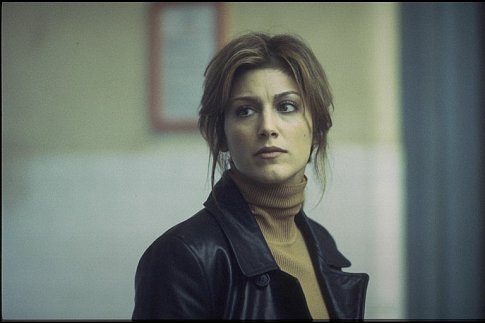 Jennifer Esposito در صحنه فیلم سینمایی یک کلمه هم نگو