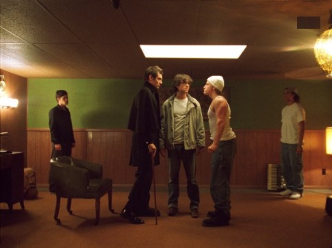 Noah Fleiss در صحنه فیلم سینمایی آجر به همراه جوزف گوردون لویت و لوکاس هاس