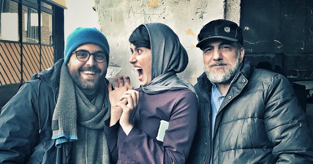 تصویری از پریناز ایزدیار، بازیگر سینما و تلویزیون در پشت صحنه یکی از آثارش به همراه عبدالله اسکندری