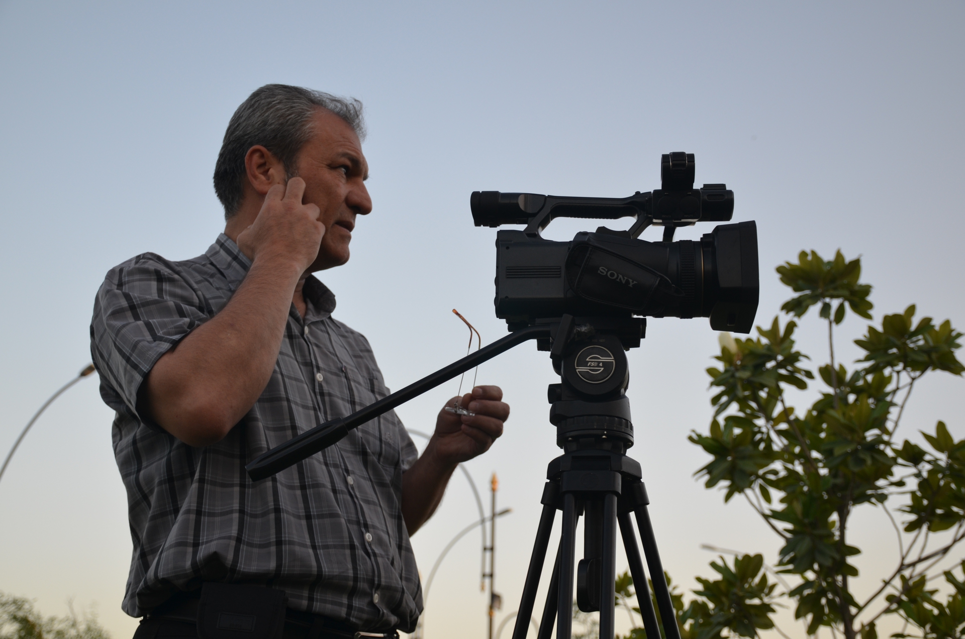 تصویری از مهدی طاهری، بازیگر و طراح ایده و طرح سینما و تلویزیون در حال بازیگری سر صحنه یکی از آثارش