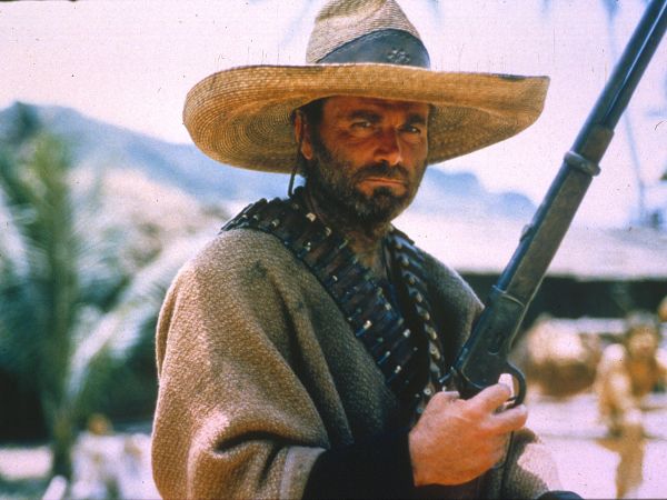 Franco Nero در صحنه فیلم سینمایی Django Strikes Again