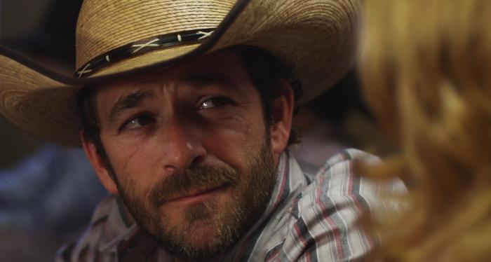 Luke Perry در صحنه فیلم سینمایی Red Wing