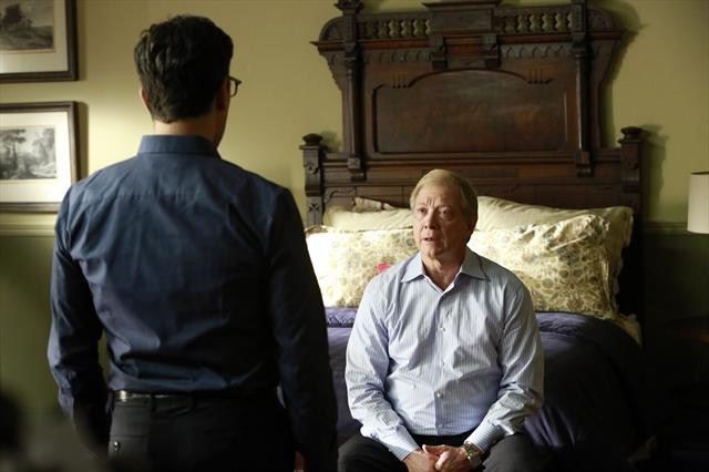 Dan Bucatinsky در صحنه سریال تلویزیونی رسوایی به همراه Jeff Perry