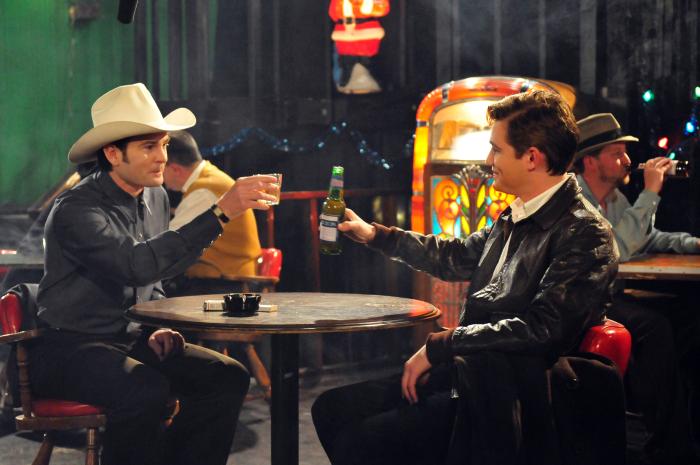 Jesse James در صحنه فیلم سینمایی The Last Ride به همراه هنری توماس