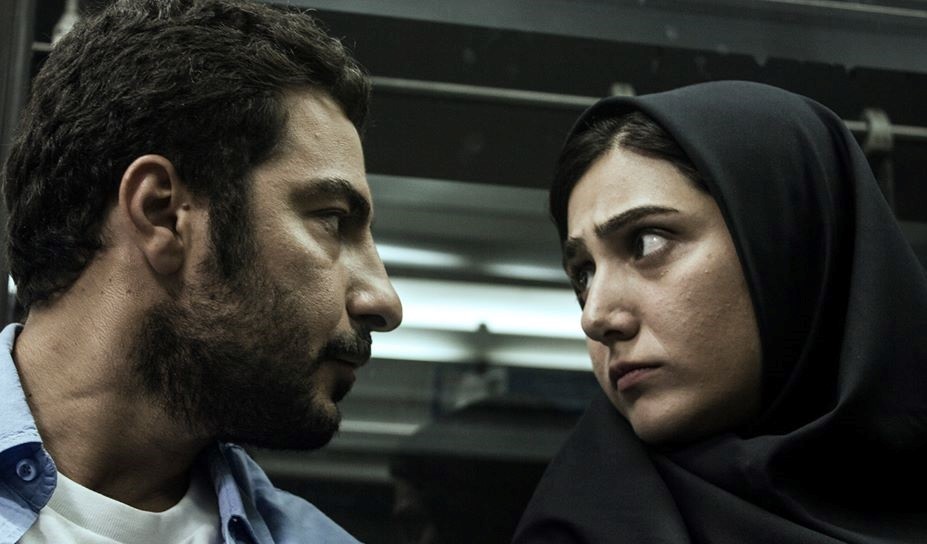 نوید محمدزاده در صحنه فیلم سینمایی عصبانی نیستم به همراه باران کوثری