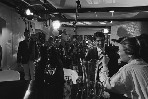 Anne Bancroft در صحنه فیلم سینمایی فارغ التحصیل به همراه داستین هافمن و Mike Nichols