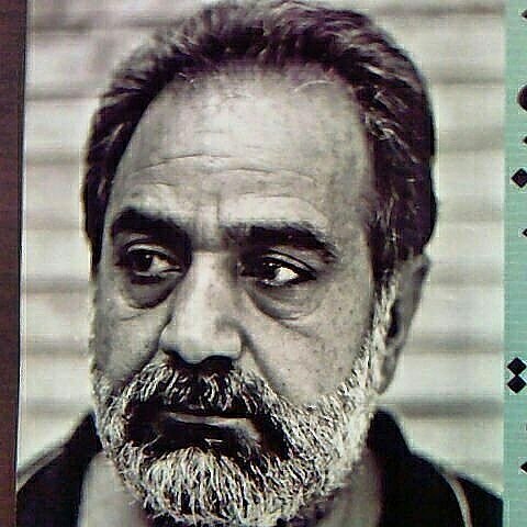 تصویری از پرویز پرستویی، بازیگر و تهیه کننده سینما و تلویزیون در حال بازیگری سر صحنه یکی از آثارش