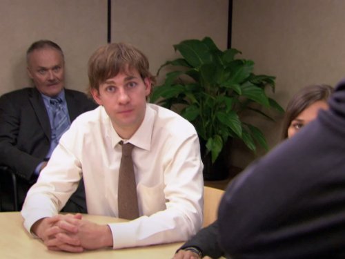 Creed Bratton در صحنه سریال تلویزیونی اداره به همراه جان کرازینسکی