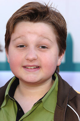 Angus T. Jones در صحنه فیلم سینمایی جوجه کوچولو