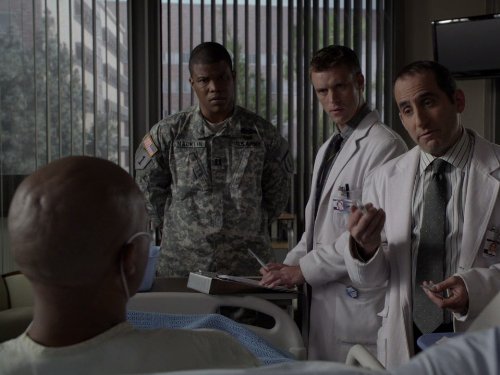 Jesse Spencer در صحنه سریال تلویزیونی دکتر هاوس به همراه Peter Jacobson