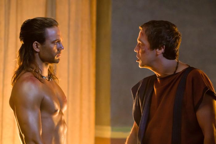 John Hannah در صحنه سریال تلویزیونی اسپارتاکوس: خدایان میدان نبرد به همراه Dustin Clare