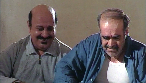 حمید لولایی در صحنه سریال تلویزیونی خانه به‌دوش به همراه غلامحسین لطفی