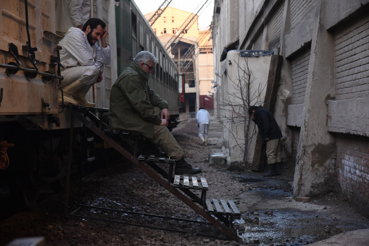 تصویری از سجاد اسدی، بازیگر و تهیه کننده سینما و تلویزیون در حال بازیگری سر صحنه یکی از آثارش