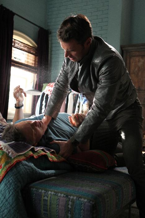 George Newbern در صحنه سریال تلویزیونی رسوایی به همراه Scott Foley