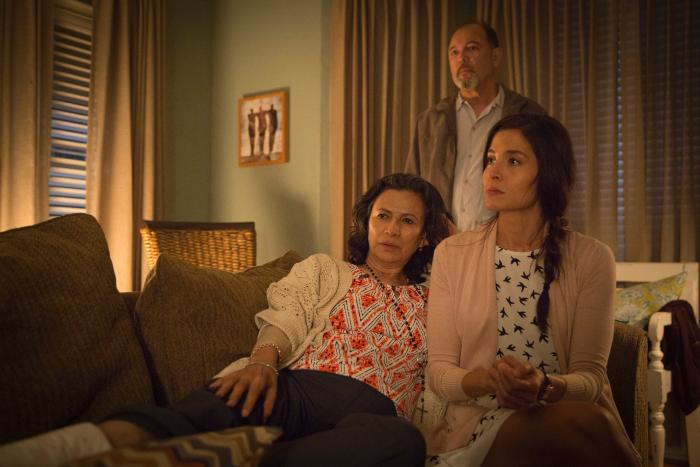 Patricia Reyes Spíndola در صحنه سریال تلویزیونی ترس از مردگان متحرک به همراه روبن بلادس و Mercedes Mason