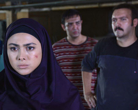 آزاده صمدی در صحنه سریال تلویزیونی پشت‌بام تهران به همراه نوید خداشناس و کامبیز دیرباز