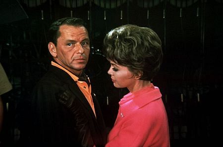 Barbara Rush در صحنه فیلم سینمایی Come Blow Your Horn به همراه فرانک سیناترا