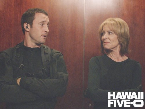 Christine Lahti در صحنه سریال تلویزیونی Hawaii Five-0 به همراه Alex O'Loughlin