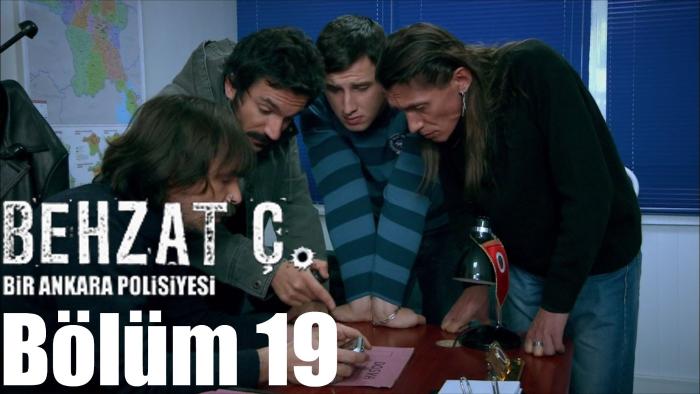 Berkan Sal در صحنه فیلم سینمایی بهزات سی: داستان یک کمیسر آنکارا به همراه Erdal Besikçioglu، Fatih Artman و Inanç Konukçu