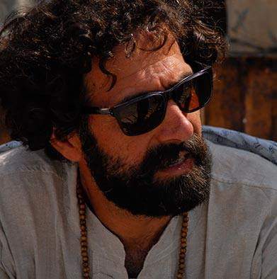 تصویری از هاشم مرادی، مدیر فیلم برداری و طراح صحنه سینما و تلویزیون در حال بازیگری سر صحنه یکی از آثارش