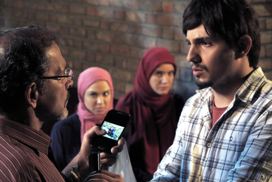 امیر کاظمی در صحنه سریال تلویزیونی لیسانسه‌ها به همراه متین ستوده