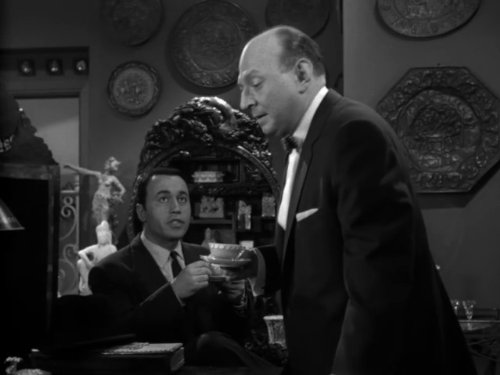 Michael Ansara در صحنه سریال تلویزیونی آلفرد هیچکاک تقدیم می کند به همراه Robert H. Harris