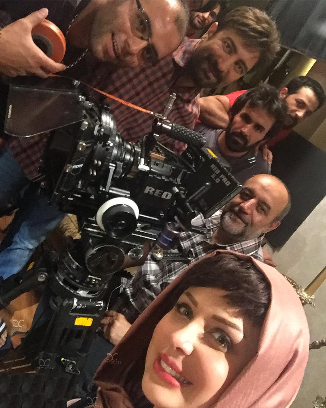 نیوشا ضیغمی در پشت صحنه فیلم سینمایی دختر عمو پسر عمو به همراه مجید صالحی