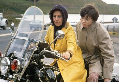 Ruth Gordon در صحنه فیلم سینمایی Harold and Maude به همراه باد کرت