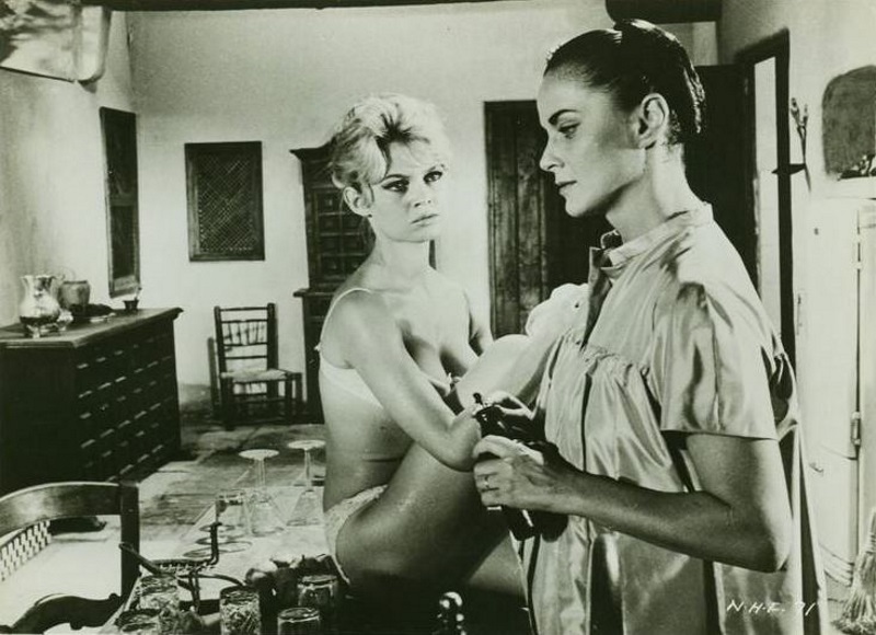 Alida Valli در صحنه فیلم سینمایی The Night Heaven Fell به همراه Brigitte Bardot