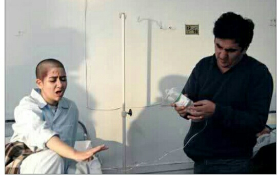 تصویری از رضا نسیمی، طراح گریم و بازیگر سینما و تلویزیون در حال بازیگری سر صحنه یکی از آثارش