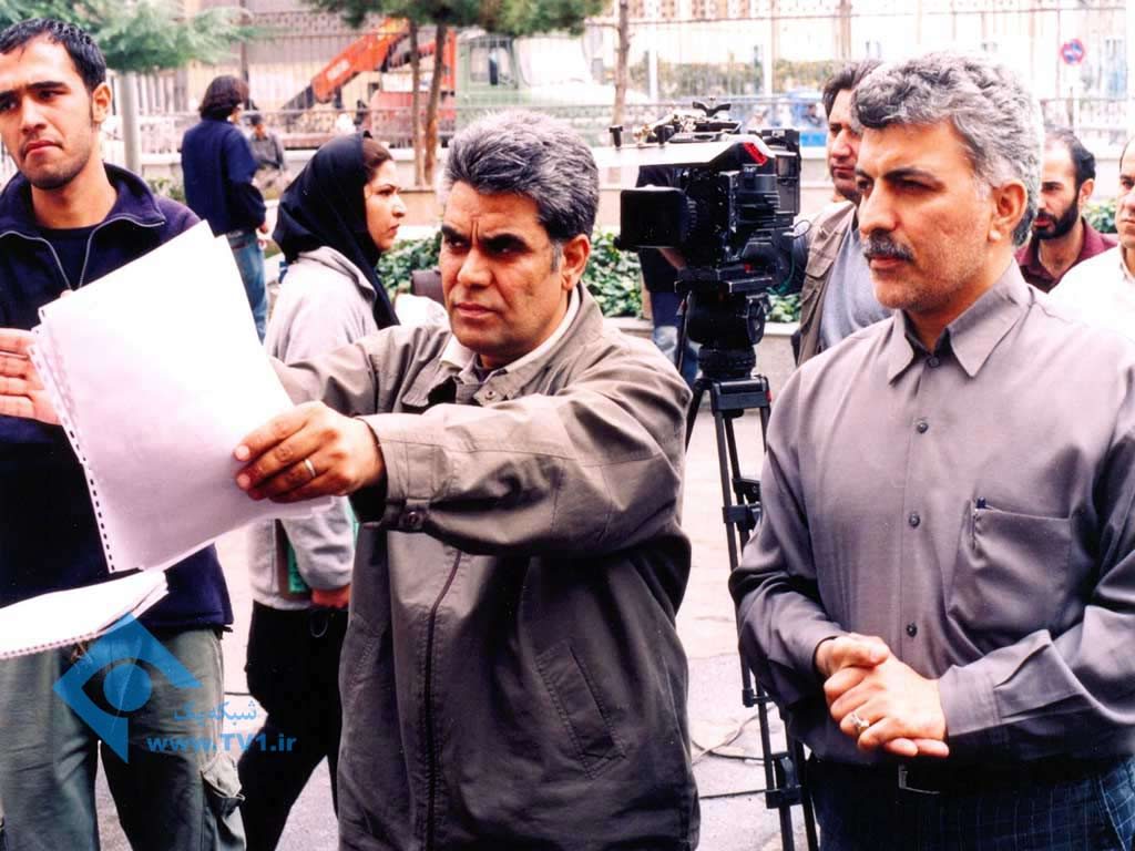 تصویری از سید فیاض موسوی، نویسنده و کارگردان سینما و تلویزیون در حال بازیگری سر صحنه یکی از آثارش