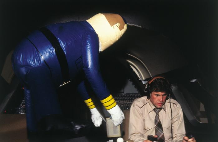 رابرت هیز در صحنه فیلم سینمایی هواپیما! به همراه Otto