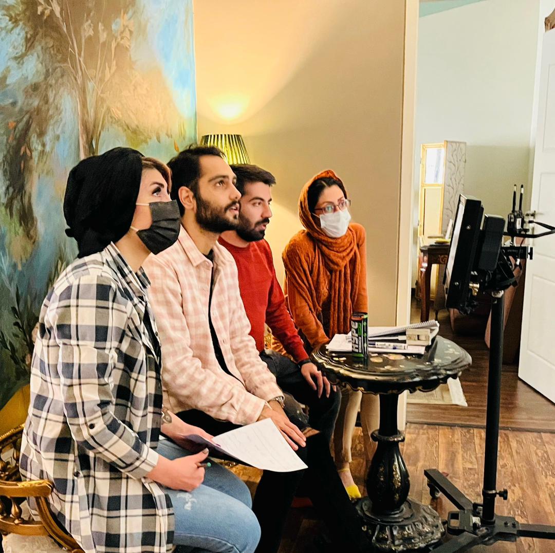 تصویری از پوریا باقری، بازیگر سینما و تلویزیون در پشت صحنه یکی از آثارش