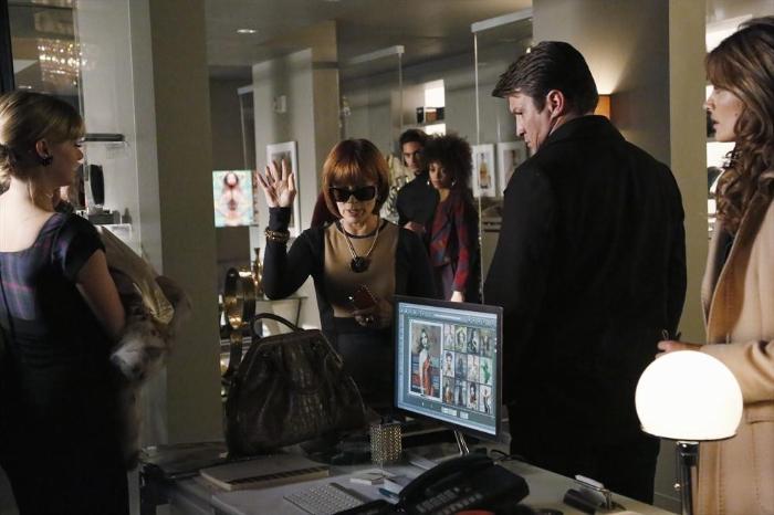 Abigail Klein در صحنه سریال تلویزیونی کستل به همراه فرانسیس فیشر، Stana Katic و Nathan Fillion