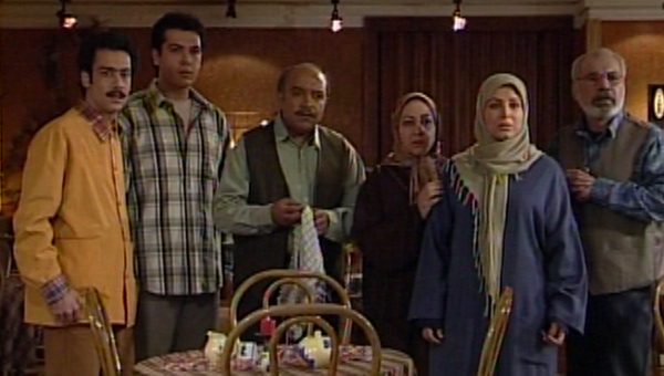 جمشید اسماعیل‌خانی در صحنه سریال تلویزیونی رستوران خانوادگی به همراه مریم سعادت، کوروش تهامی، رضا خندان، نیما فلاح و شهره سلطانی