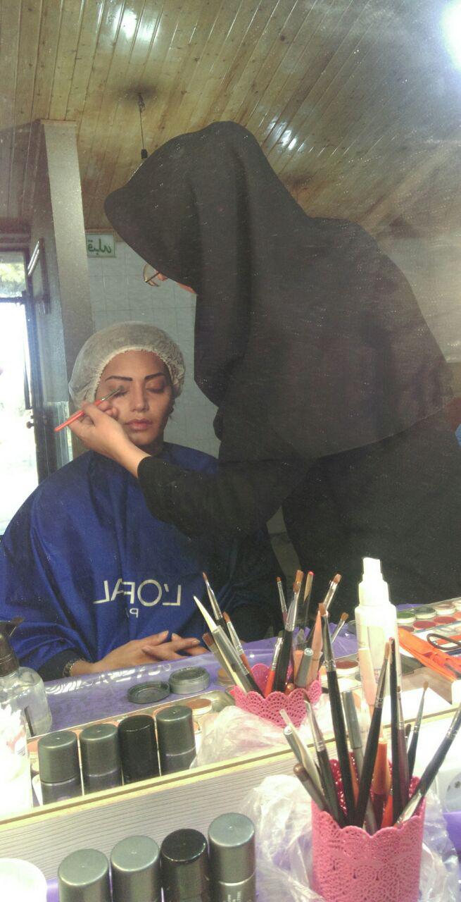 تصویری از زینب قادری، بازیگر سینما و تلویزیون در پشت صحنه یکی از آثارش