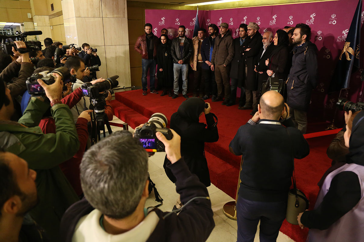 هادی حجازی‌فر در فرش قرمز فیلم سینمایی ایستاده در‌ غبار به همراه ابراهیم امینی، محمدحسین مهدویان و حبیب خزایی‌فر