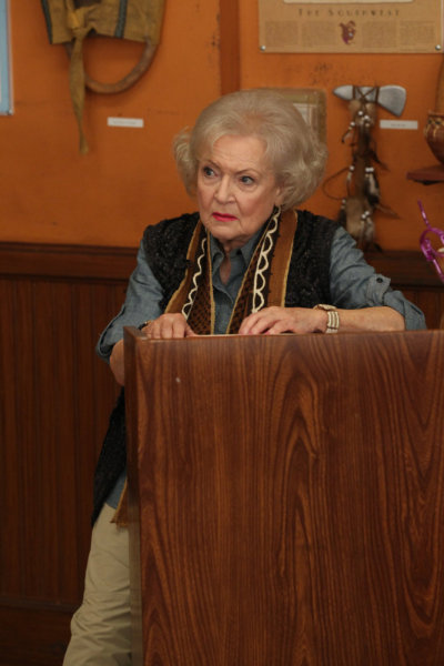 Betty White در صحنه سریال تلویزیونی Community