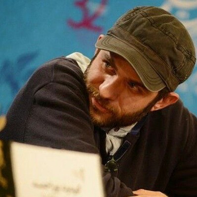 تصویری از بابک حمیدیان، بازیگر و تهیه کننده سینما و تلویزیون در حال بازیگری سر صحنه یکی از آثارش