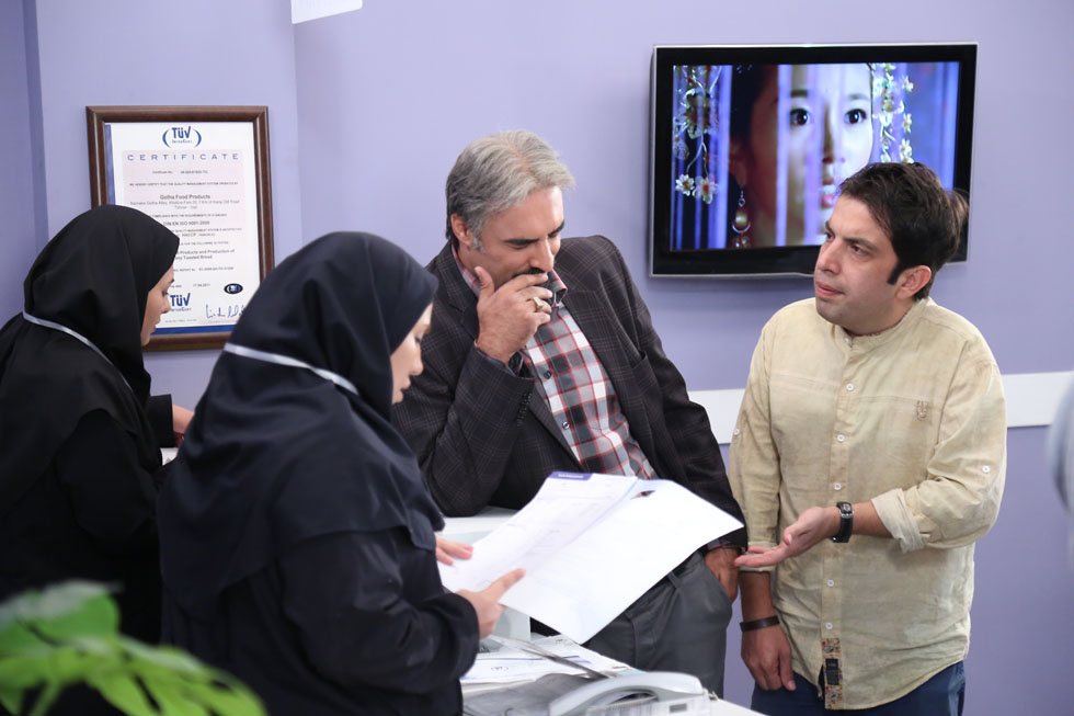 سید علی موسویان در صحنه سریال تلویزیونی شهرک جیم به همراه عباس جمشیدی‌فر