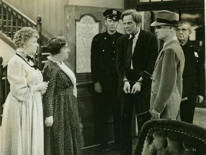 Raymond Massey در صحنه فیلم سینمایی رسنیک و تور کهنه به همراه Josephine Hull، James Gleason و Jean Adair