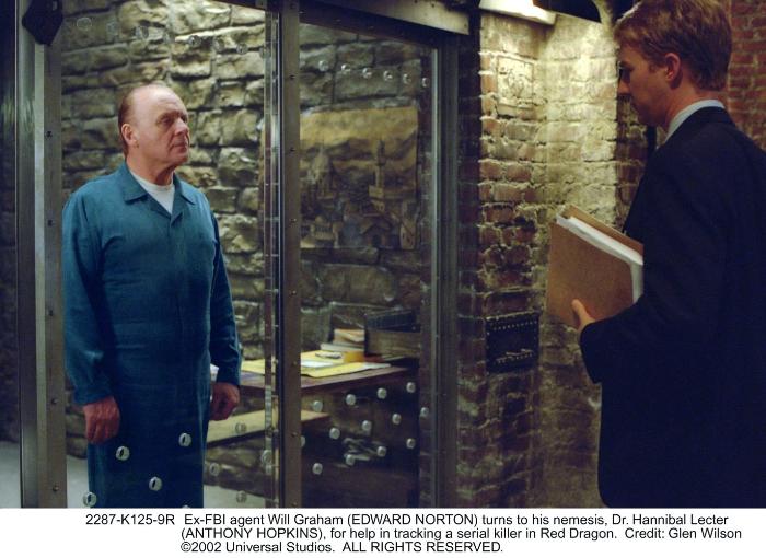ادوارد نورتون در صحنه فیلم سینمایی اژدهای سرخ به همراه آنتونی هاپکینز
