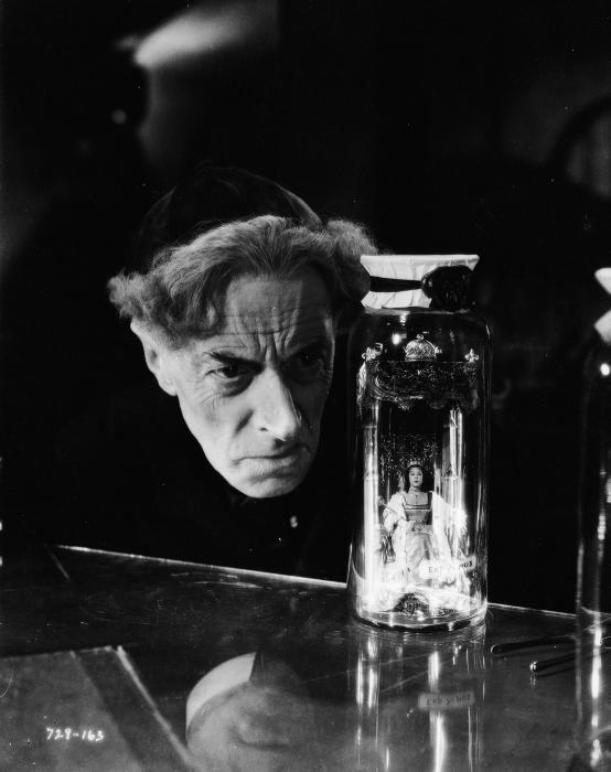 Joan Woodbury در صحنه فیلم سینمایی The Bride of Frankenstein به همراه Ernest Thesiger