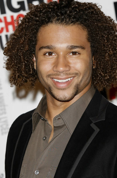 Corbin Bleu در صحنه فیلم سینمایی دبیرستان موزیکال 3: سال آخر