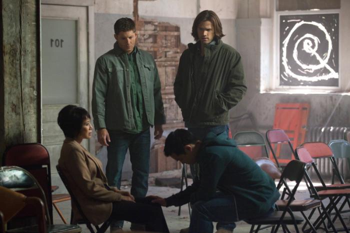 Lauren Tom در صحنه سریال تلویزیونی ماوراء  طبیعی به همراه Jensen Ackles، Jared Padalecki و Osric Chau