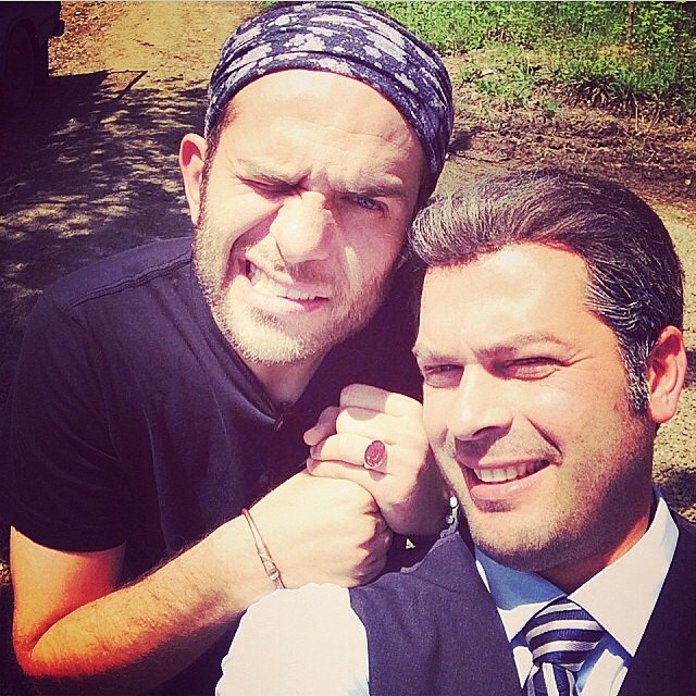 تصویری از بابک حمیدیان، بازیگر و تهیه کننده سینما و تلویزیون در حال بازیگری سر صحنه یکی از آثارش