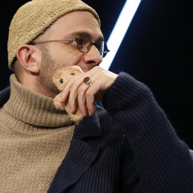 تصویری از بابک حمیدیان، بازیگر و تهیه کننده سینما و تلویزیون در حال بازیگری سر صحنه یکی از آثارش