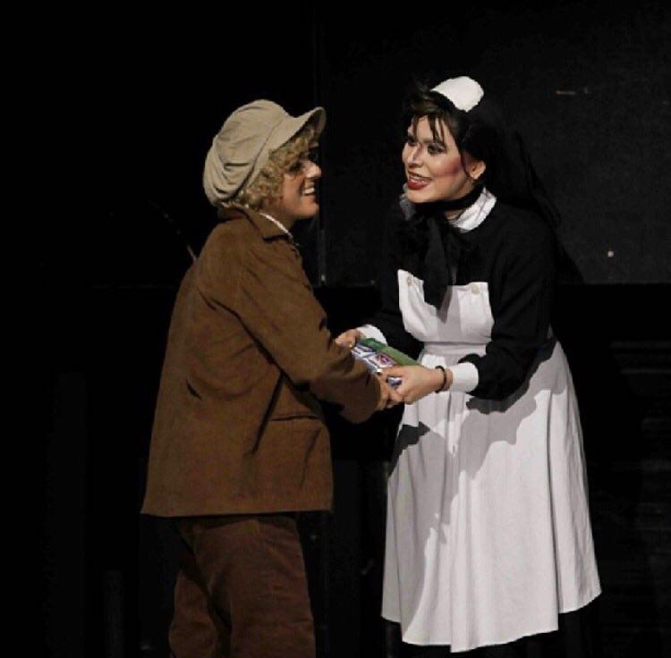 تصویری از مهتاب شکریان، بازیگر سینما و تلویزیون در حال بازیگری سر صحنه یکی از آثارش